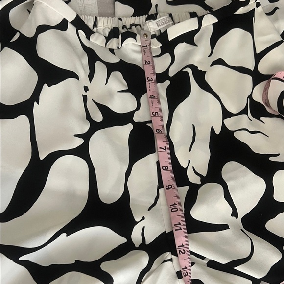 NWT NORDSTROM RACK
Wide Leg black and white,
Crop Pants Size M - Picture 12 of 17